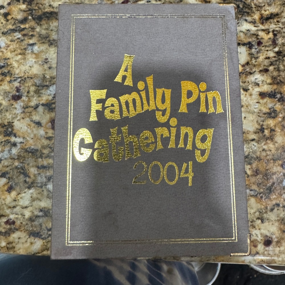 Disney A Family Pin Gathering 2004 Epcot Limited Edition 1250 Box Set 5 Pins - Picture 1 of 10